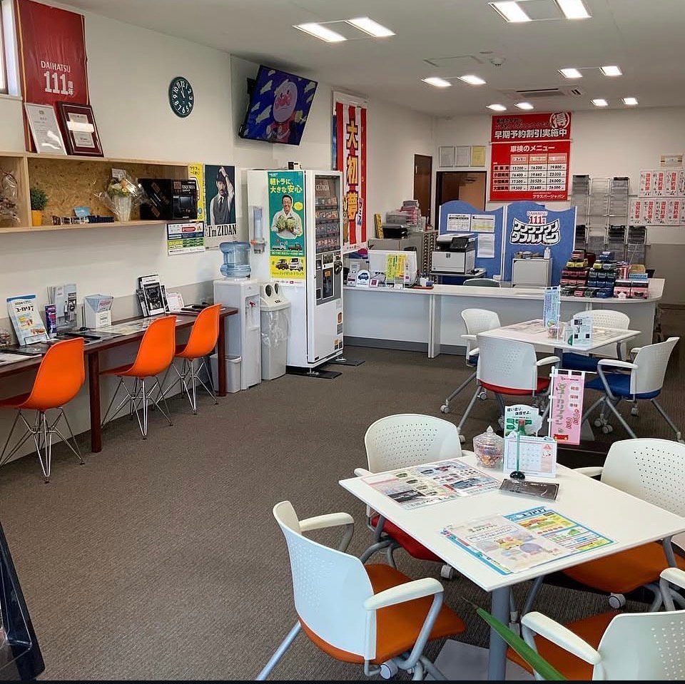 店内ロビー 快適な待合スペース ドリンクサービス あきる野車検センター