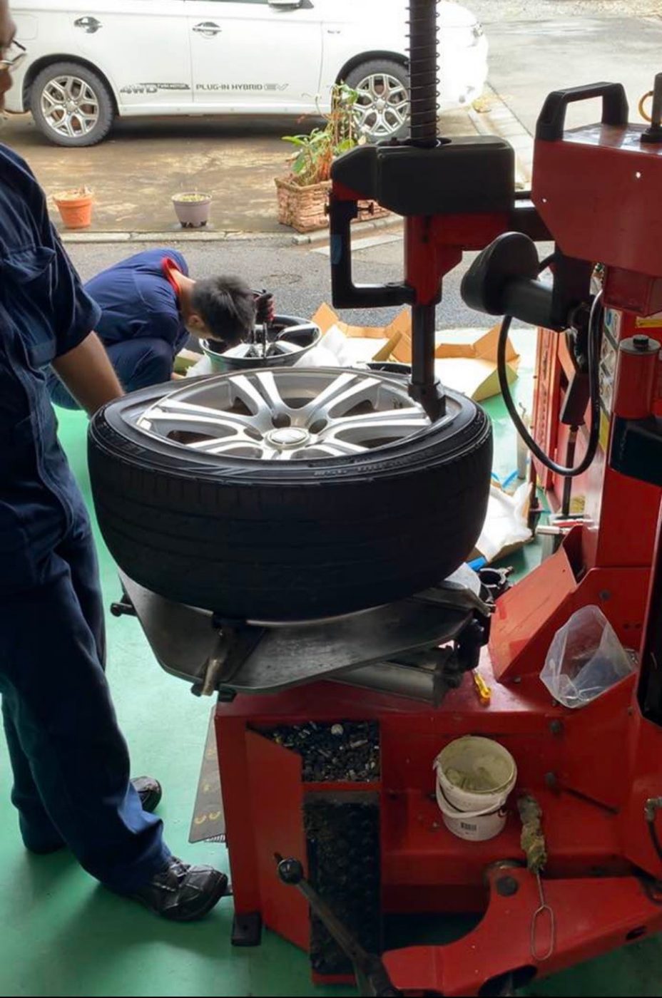 タイヤチェンジャー 整備士作業中 あきる野車検センター